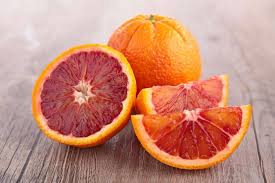 vue d'une orange sanguine coupé en 2 et en 4 pour voir à quoi ressemble l'intérieur de l'orange quand vous le couper 